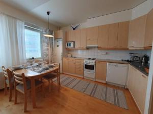Kuchyňa alebo kuchynka v ubytovaní Rovaniemi Ruokasenkatu apt - Wi-Fi - Sauna - Free Parking