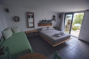 een slaapkamer met een bed en een spiegel aan de muur bij Castria studios in Kionia