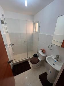ein Bad mit einer Dusche, einem WC und einem Waschbecken in der Unterkunft Serenity III in La Estrella
