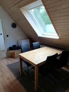 mesa y sillas en una habitación con ventana en Gästehaus Alte Liebe en Borgholzhausen