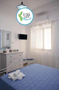 カステッランマーレ・デル・ゴルフォにあるA Casa Ru Mareの病室には青い毛布を敷いたベッドが備わります。
