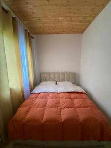 A bed or beds in a room at Lugina e Komanit
