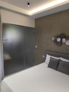 A bed or beds in a room at Studios Periklis