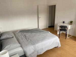 a bedroom with a bed and a desk with a chair at Ruheoase zum Wohlfühlen in Leoben