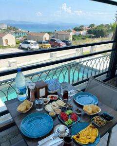 einen Tisch mit Tellern aus Essen auf einem Balkon in der Unterkunft Vahide Dalyan in Cesme
