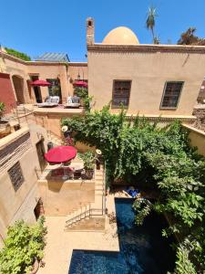 einen Blick über ein Haus mit Pool in der Unterkunft DAR CHIBANIA in Marrakesch