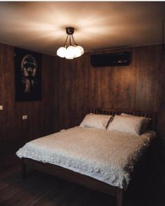 um quarto com uma cama e um tecto com uma luz em elana's garden em Majdal Shams