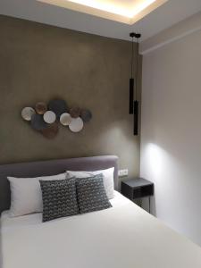 A bed or beds in a room at Studios Periklis