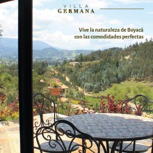 - une table sur un balcon avec vue sur la vallée dans l'établissement Villa Germana, à Paipa