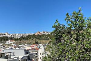 uitzicht op een stad met gebouwen en bomen bij Iris' Apartment in Thessaloniki
