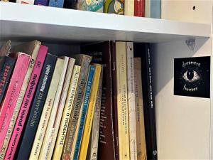 een boekenplank gevuld met veel boeken bij Iris' Apartment in Thessaloniki