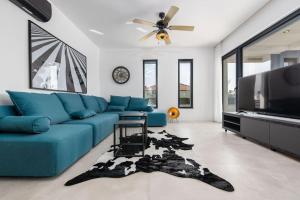 TV/trung tâm giải trí tại Brand new Villa Olivia 30m from the sea with heated pool and jacuzzi