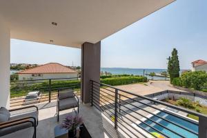 Hồ bơi trong/gần Brand new Villa Olivia 30m from the sea with heated pool and jacuzzi +52 ảnh