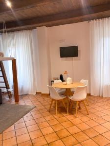 een eetkamer met een tafel en stoelen bij Appartamento in centro storico L&L house in Imola