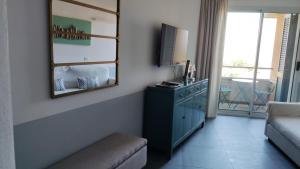 un soggiorno con divano e specchio di Bellavista Punta Ala a Punta Ala