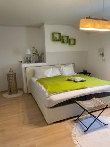 Un pat sau paturi într-o cameră la Gasthof zur Post