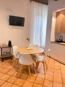 eine Küche und ein Esszimmer mit einem Tisch und Stühlen in der Unterkunft Appartamento in centro storico L&L house in Imola