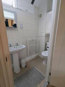 La salle de bains est pourvue d'un lavabo et de toilettes. dans l'établissement Zeppelin House - Riverside 18th Century Townhouse, à Bewdley
