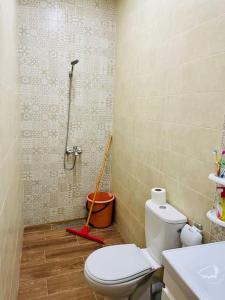 ein Bad mit einem WC, einem Waschbecken und einer Dusche in der Unterkunft Appartement pour famille avec enfant in Al Hoceïma