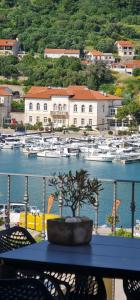 uitzicht op een jachthaven met een boom op een tafel bij Villa Santino in Rab