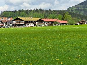 ein Grüngrasfeld mit Häusern im Hintergrund in der Unterkunft Gästehaus Bodnerlehen in Schönau am Königssee