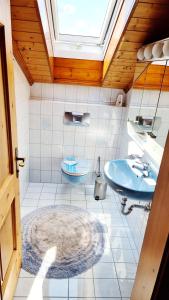 Koupelna v ubytování Feriendomizil St. Ulrich + 11 fotografií