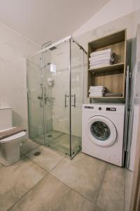 Koupelna v ubytování Acrocorinth Apartments + 104 fotografií