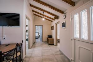 TV a/nebo společenská místnost v ubytování Acrocorinth Apartments