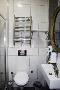 イスタンブールにあるGrand Onur Hotelのバスルーム(トイレ、洗面台、鏡付)