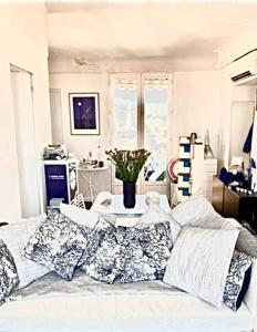 sypialnia z łóżkiem z poduszkami i stołem w obiekcie Cosy penthouse old town sea view little terraces Air conditionned w Nicei