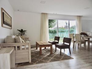 耶爾瓦布埃納的住宿－La Casita Amaia，客厅配有沙发和桌椅