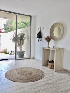 een woonkamer met een tafel en een spiegel bij La Casita Amaia in Yerba Buena