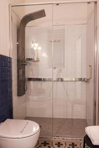 een badkamer met een glazen douche en een toilet bij Rooms AL-Zabut in Sambuca di Sicilia