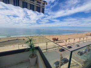 een uitzicht op het strand vanuit een hotelkamer bij Cosy Appartement meublé à Mehdia in Kenitra