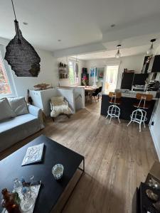 uma sala de estar com um sofá e uma mesa em La cabine de Deauville em Deauville