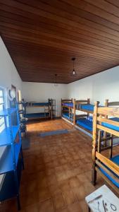 een kamer met houten stapelbedden en een houten plafond bij Açaipoint Hostel in Águas da Prata