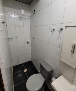 ein kleines Bad mit WC und Waschbecken in der Unterkunft Casa na canastra DUDU in São Roque de Minas