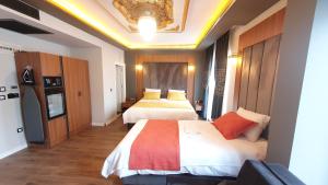 a hotel room with two beds and a ceiling at Dimora Gold Hotel in Trabzon