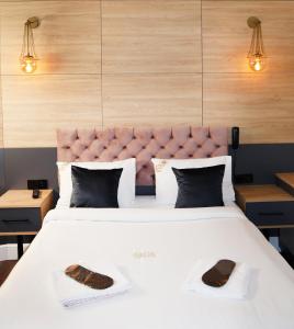 イスタンブールにあるGrand Onur Hotelのベッドルーム1室(大型ベッド1台、スリッパ2台付)