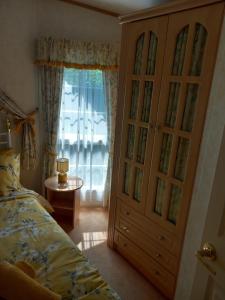 a bedroom with a bed and a large window at Cosy comfort in Ingoldmells