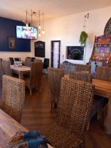 a dining room with a table and chairs at Cosy comfort in Ingoldmells