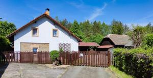 una casa bianca con una recinzione in legno di fronte di Chalupa Hamr-Kosky a Suchdol nad Lužnicí