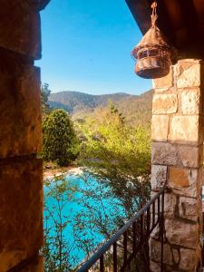 - une vue sur la rivière depuis la fenêtre d'un bâtiment dans l'établissement L’Hacienda Maison d’hôtes, à Bagnols-en-Forêt