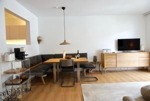 een woonkamer met een bank en een eettafel bij Haus Bergkristall - Apartment Schneider in Seefeld in Tirol