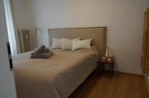 een slaapkamer met een groot bed met witte kussens bij Haus Bergkristall - Apartment Schneider in Seefeld in Tirol