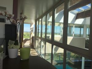 Bazén v ubytovaní Studio avec Piscine résidence Natureva by 8H alebo v jeho blízkosti