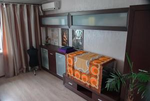 a room with a bed and a desk with a plant at Apartment on Parkova 36 in Chornomorsk