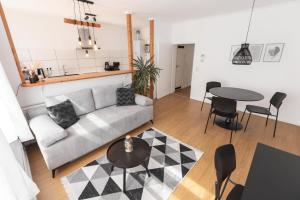 sala de estar con sofá y mesa en Koje Drei I Zentrales Apartment mit Parkplatz en Bremerhaven