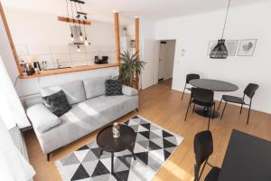a living room with a couch and a table at Koje Drei I Zentrales Apartment mit Parkplatz in Bremerhaven