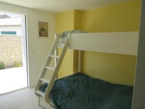 聖瑪麗德雷的住宿－Le vieux chai，客房内的双层床,带梯子